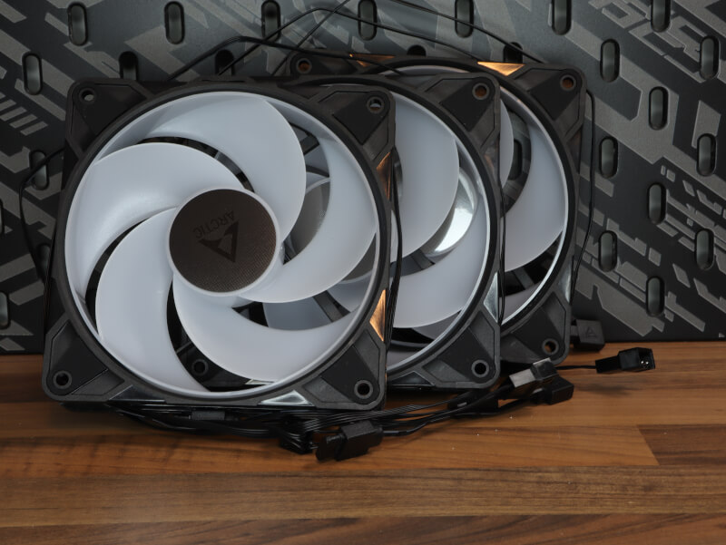 120 Fan P12 Pro Reverse A-RGB Fluid Dynamic Bearing Airflow.JPG